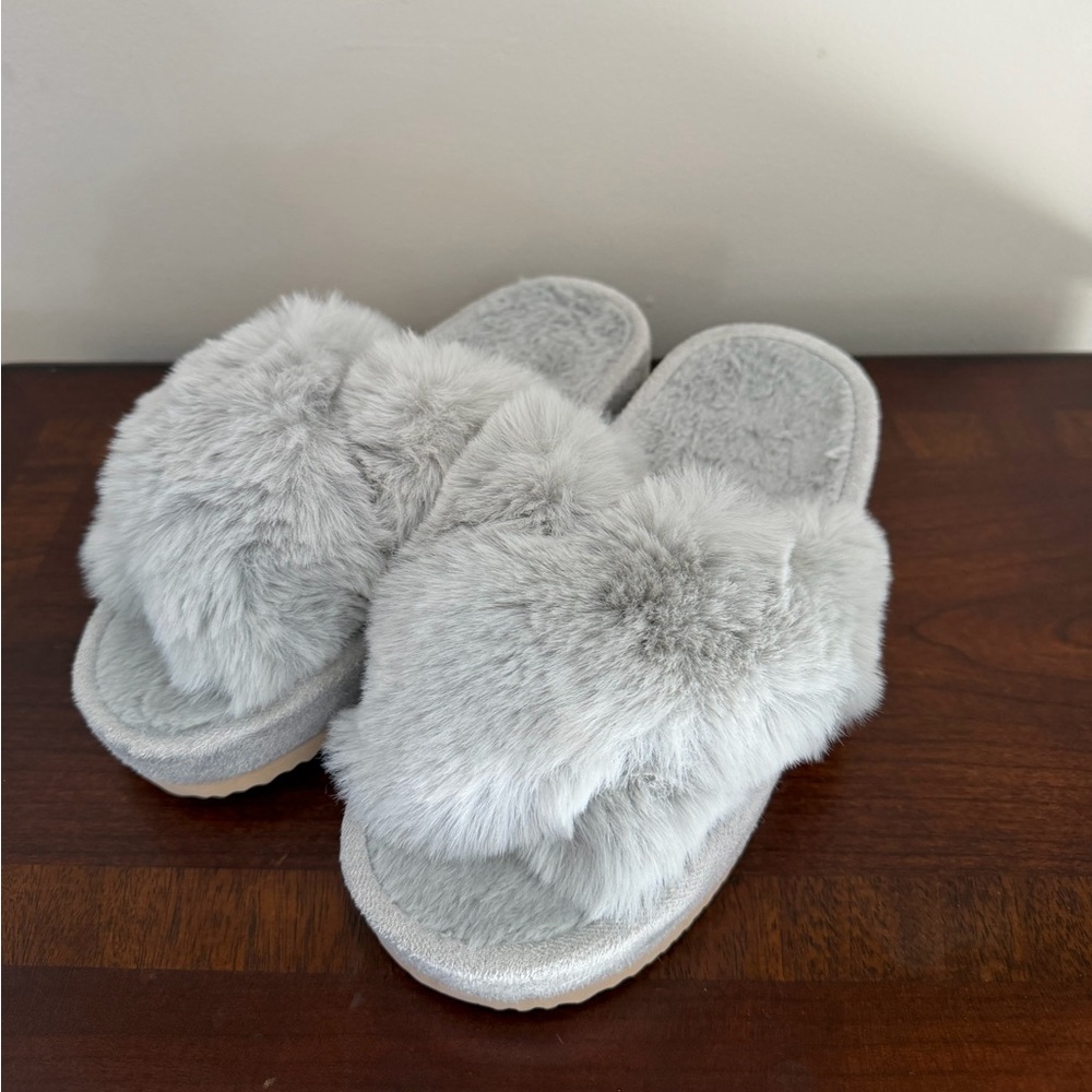 Cozy Gray Fuzzy Slippers NWOT Size 7/8